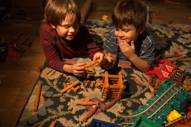 meninos felizes brincando - Imagens católicas de stock