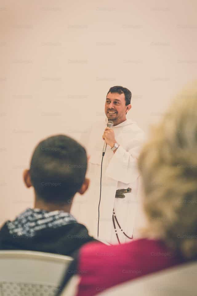 Priester gibt Zeugnis - Katholische Stockfotos