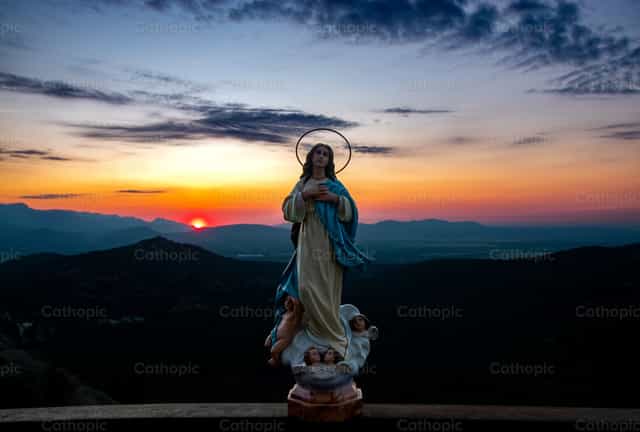 Virgem Maria ao amanhecer - Imagens católicas de stock
