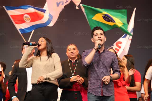 Jovenes y cardenal en la JMJ - Banco de imágenes católicas