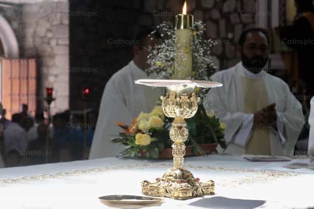 Altar bei der Messe - Katholische Stockfotos