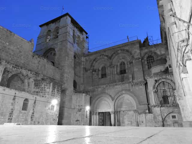 Patio de una iglesia en Tierra Santa - Banco de imágenes católicas