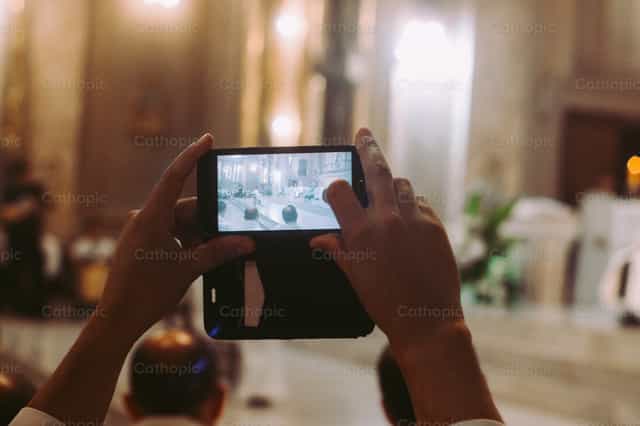 Tomando una fotografia - Banco de imágenes católicas - Fotografía por Amor Santo