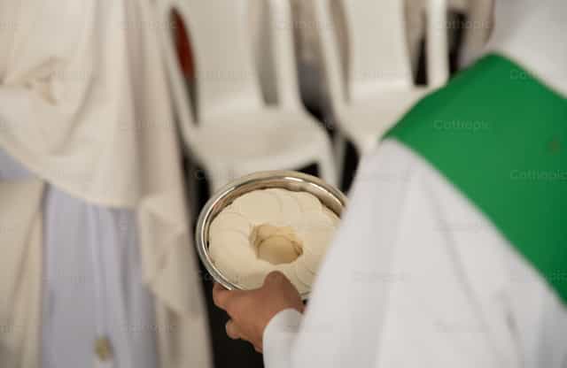 Hóstias consagradas para a comunhão - Imagens católicas de stock