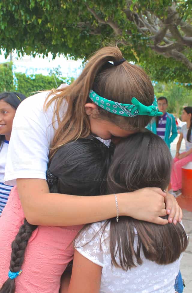 Abrazo fraterno - Banco de imágenes católicas