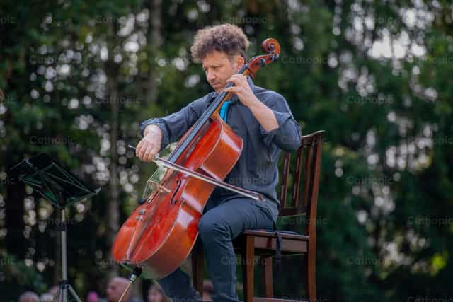 Duo di violino e violoncello nella natura - Immagini stock cattoliche - Foto di Pierluigi Palazzi