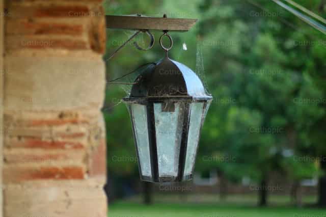 Lantern guide - Catholic stock images - Photo by Santi Fernández Yurcho