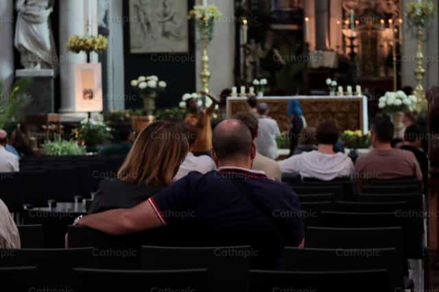 Persone in preghiera - Immagini stock cattoliche - Foto di encaminados vamos