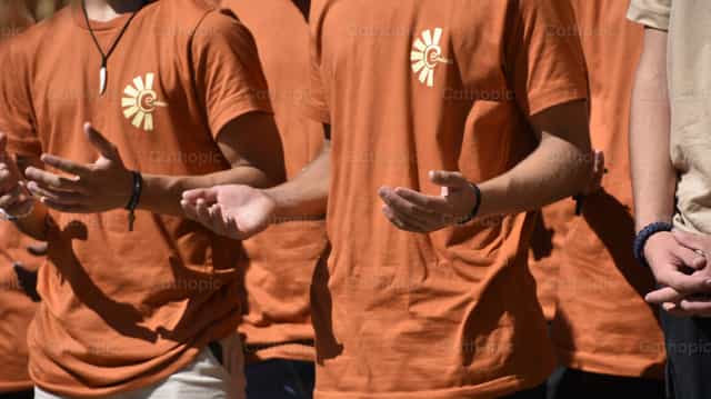 Manos rezando - Banco de imágenes católicas