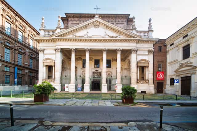 Fachada neoclásica de la Iglesia de San Filippo Neri - Banco de imágenes católicas - Fotografía por Michelangelo Oprandi