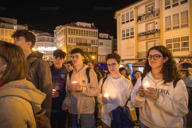 Jóvenes iluminan la noche en una vigilia - Banco de imágenes católicas - Fotografía por Yandry Fernández Perdomo