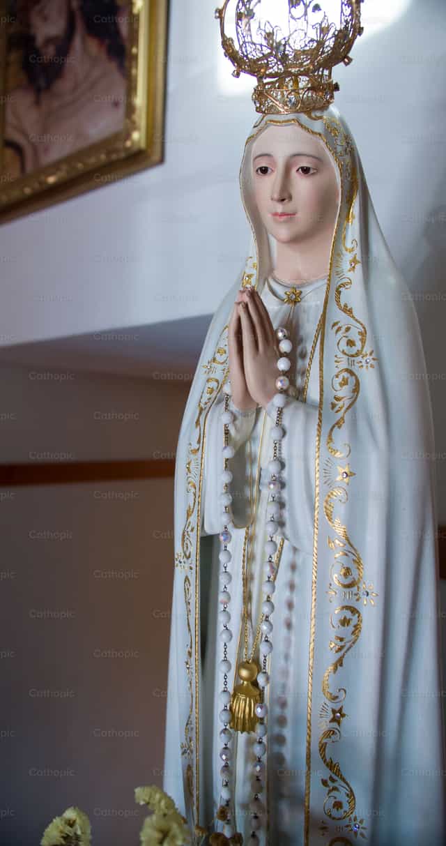 Estatua de Nuestra Señora de Fátima - Banco de imágenes católicas - Fotografía por Catholic Stuff