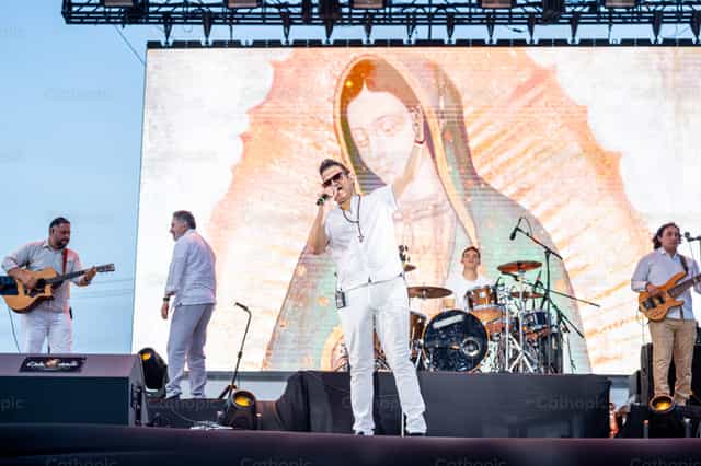 Cantante católico en un concierto de alabanza. - Banco de imágenes católicas