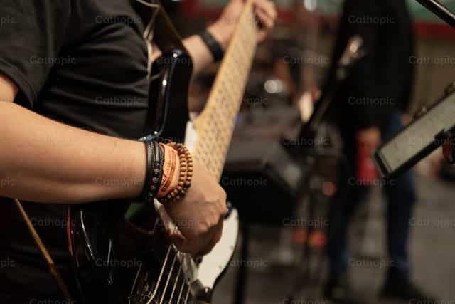 Música y oración - Banco de imágenes católicas - Fotografía por Carolina BR