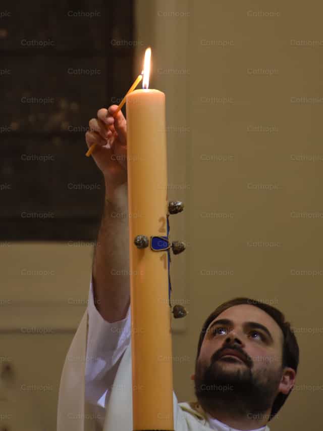 Acender a Vela Pascal - Imagens católicas de stock - Foto de Titi Maciel Pérez