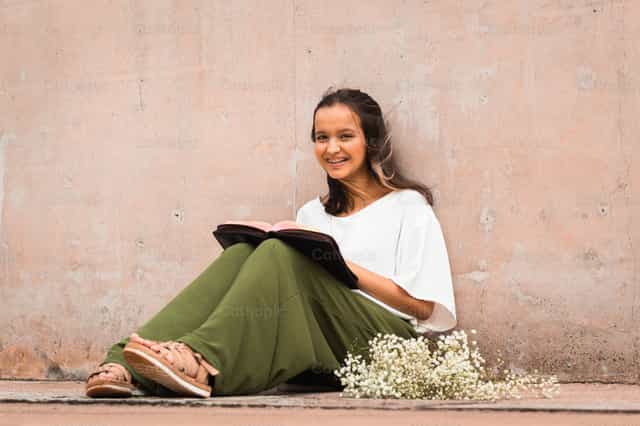 La niña y la Biblia - Banco de imágenes católicas - Fotografía por Cristina Oliveira