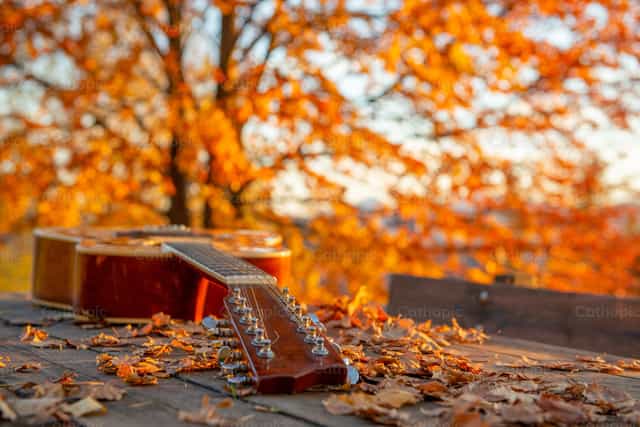 Gitara oparta o stół - Katolickie zdjęcia stockowe