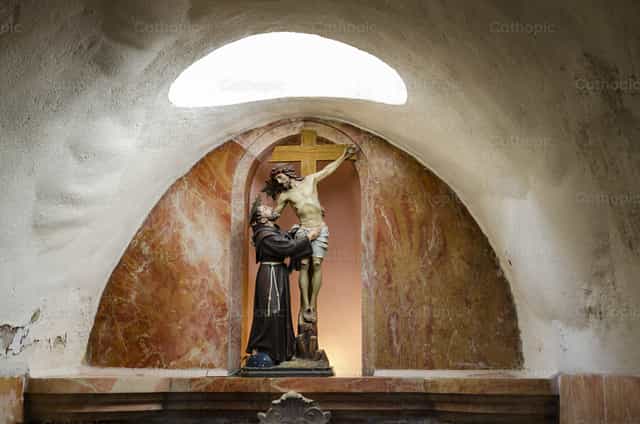 San Francisco y el Crucificado - Banco de imágenes católicas - Fotografía por Titi Maciel Pérez