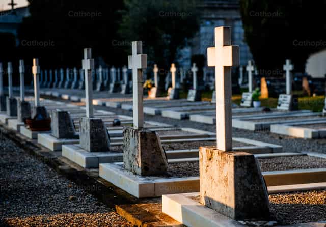 Cruz de mármore no cemitério - Imagens católicas de stock - Foto de Pierluigi Palazzi