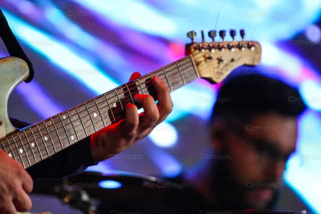 Tocando violão - Imagens católicas de stock - Foto de Érica Viana