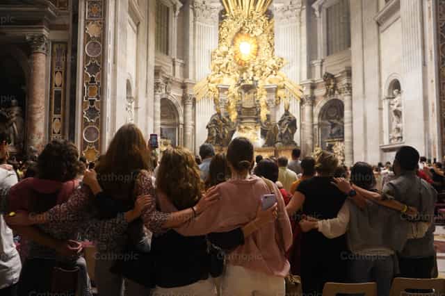 Amigos abrazados - Banco de imágenes católicas - Fotografía por Lupe Belmonte