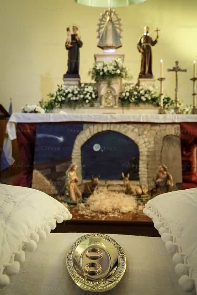 Mga singsing sa harap ng dambana - Mga Catholic stock image