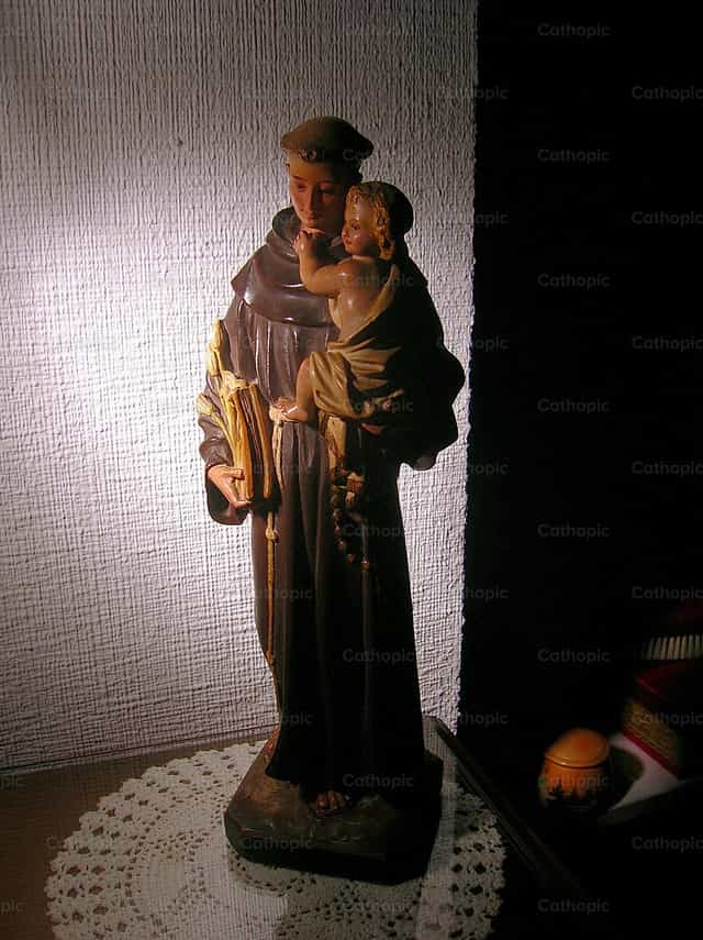 Estatueta de Santo Antônio de Pádua - Imagens católicas de stock