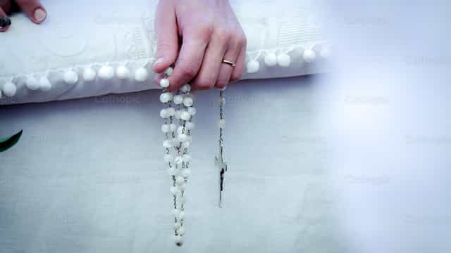 Rosaryo na may singsing - Mga Catholic stock image
