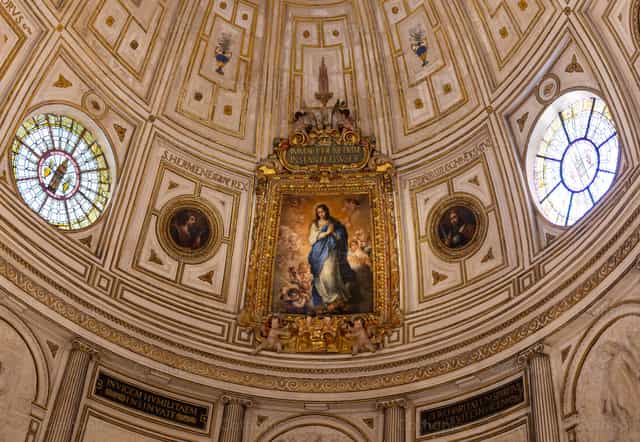 Santa Maria na cúpula - Imagens católicas de stock