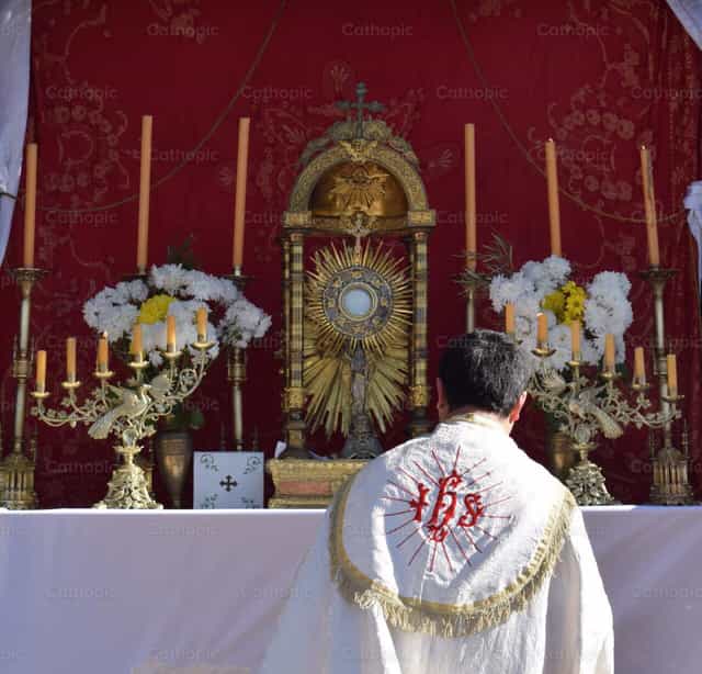 Exposition of the Blessed Sacrament in the altar - Catholic stock images