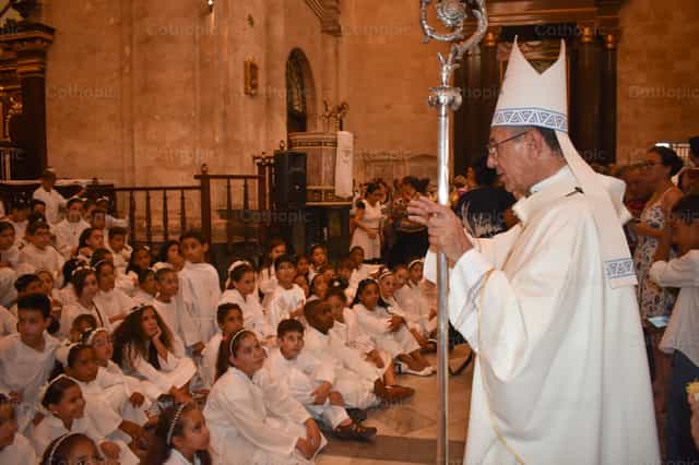 Arsobispo ng Havana, nagtuturo sa mga bata - Mga Catholic stock image