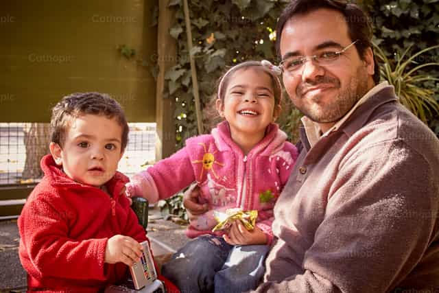 Dad and Kids - Catholic stock images - Photo by Pitangus Alfonso Asensio
