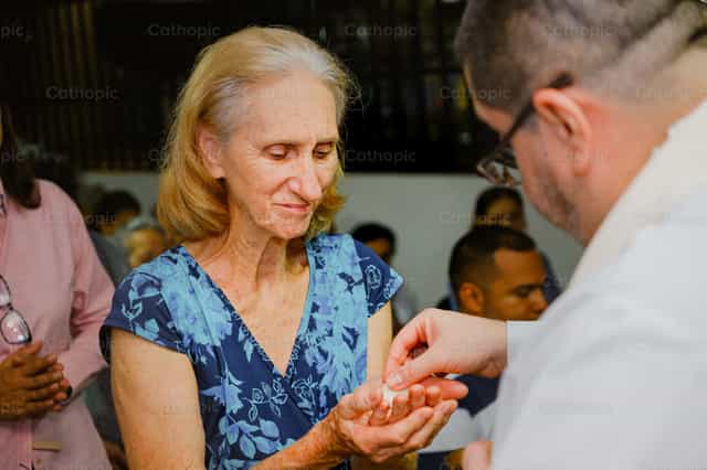 Recibiendo el Cuerpo De Cristo - Banco de imágenes católicas - Fotografía por Leider Mendoza