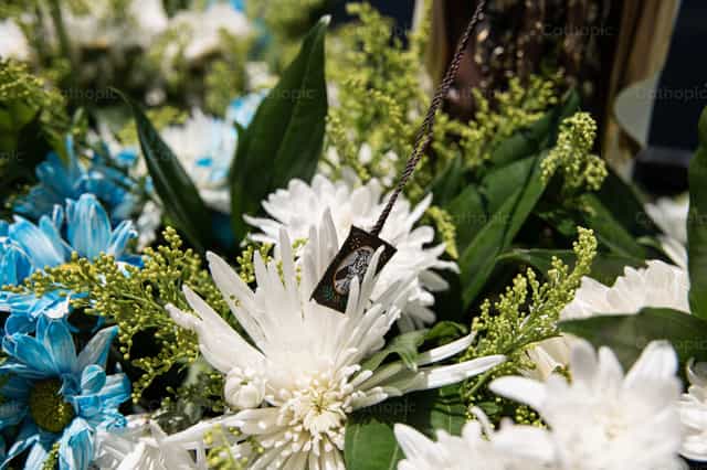 Escapulario de Nuestra Señora del Carmen entre flores - Banco de imágenes católicas - Fotografía por Carolina BR
