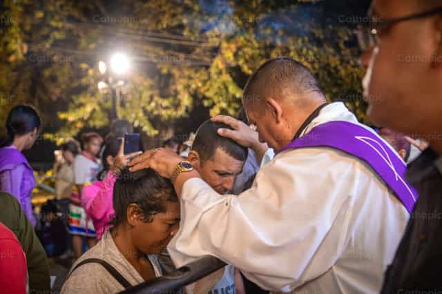 Diácono bendice a dos personas - Banco de imágenes católicas - Fotografía por Yandry Fernández Perdomo