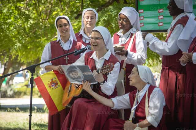 Joyful nuns singing - Catholic stock images - Photo by Yandry Fernández Perdomo
