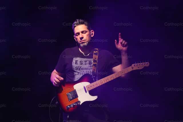 Musicien louant - Images catholiques de stock - Photo de Érica Viana