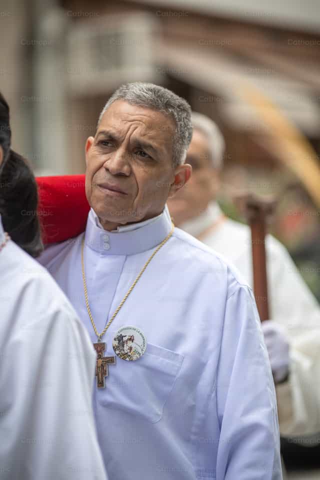 Anciano camina en procesión en semana santa - Banco de imágenes católicas