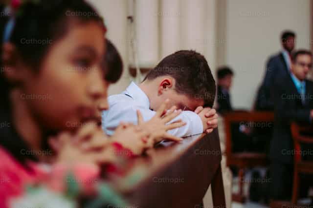 Children praying - Catholic stock images