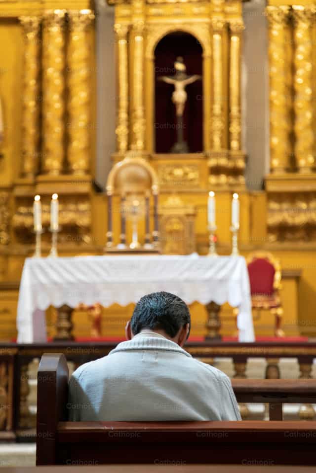 Homem em Oração - Imagens católicas de stock - Foto de mariocorrea