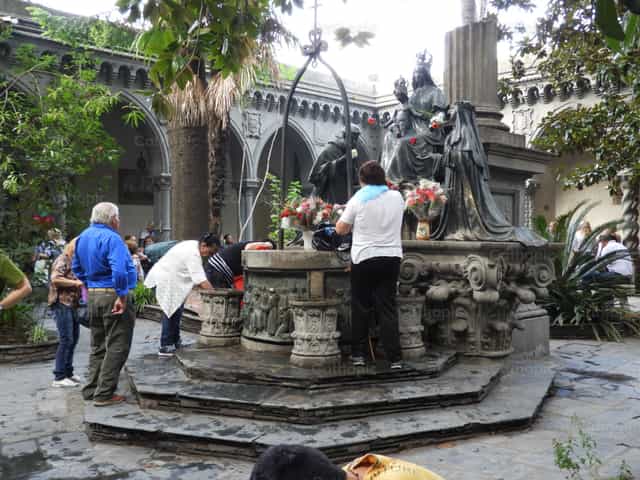 Devotos en la fuente - Banco de imágenes católicas