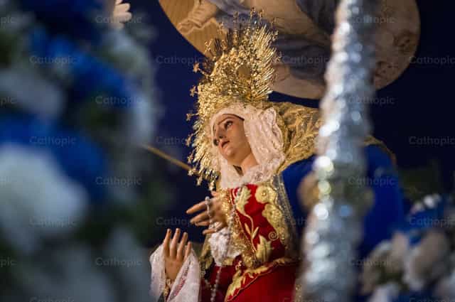 Virgen de las Angustias en procesión - Banco de imágenes católicas - Fotografía por Álvaro García