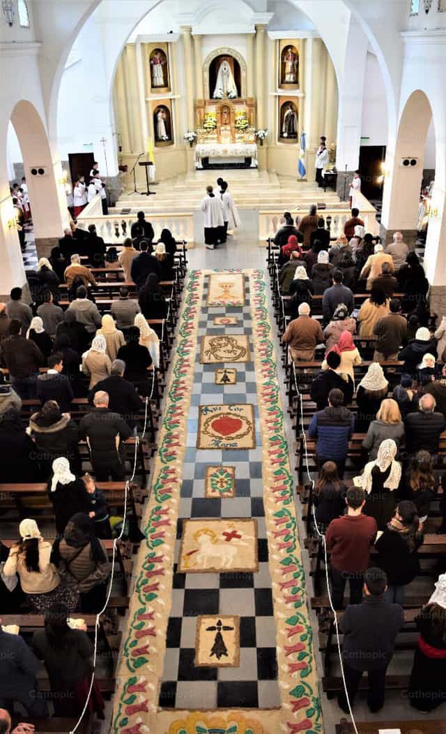 Messe de la Solennité du Saint-Sacrement du Corps et du Sang du Christ - Images catholiques de stock