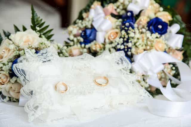 Zwei goldene Eheringe liegen auf einem Kissen - Katholische Stockfotos - Foto von Antonio Gravante