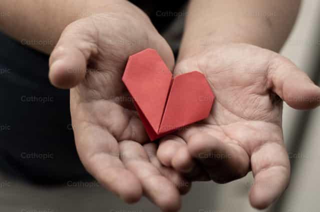 Entrega un corazón - Banco de imágenes católicas - Fotografía por Carolina BR