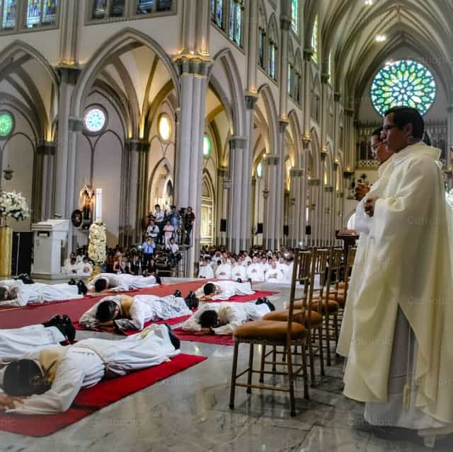 Ordenacion en Catedral de Guayaquil - Banco de imágenes católicas