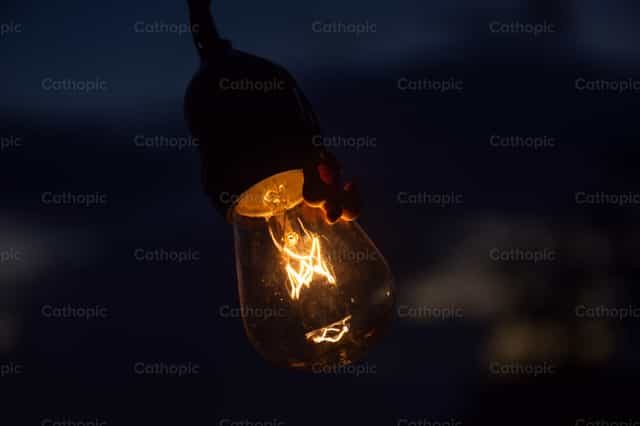 Luz nas trevas - Imagens católicas de stock