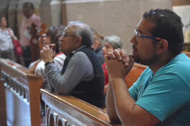 Prier à genoux - Images catholiques de stock - Photo de OMPE México