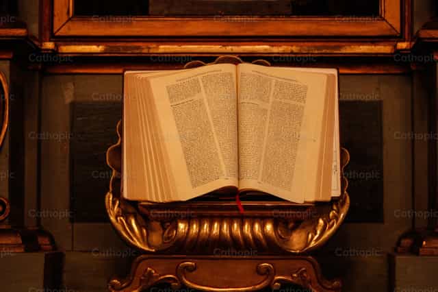 Biblia abierta en el altar - Banco de imágenes católicas - Fotografía por Yandry Fernández Perdomo