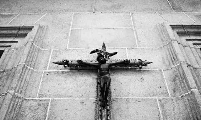 Crucifijo en pared - Banco de imágenes católicas